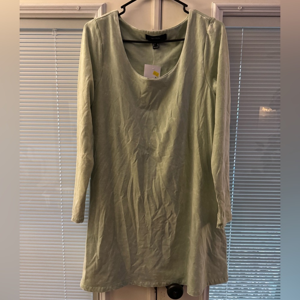Green long sleeve dress